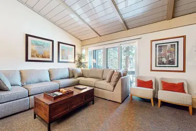 Image de Large Mountain Home, Phenomenal Location! Washer/Dryer, Balcony & Gas Grill