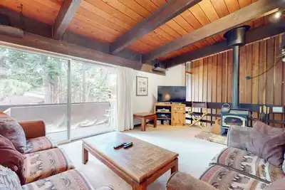 Image de Rustic & Spacious Condo near The Village. Pool, Hot Tub & Game Room On-site