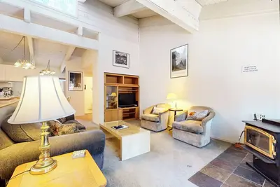 Image de Spacious Family Favorite Home. Balcony, Pool On-site & Near The Village