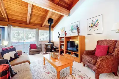 Image de Bright & Spacious Family Home. Balcony, Walk to The Village & Pool On-site