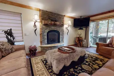 Image de Distinctive Single Story Home, Private Deck. Near The Village, Pool On-site