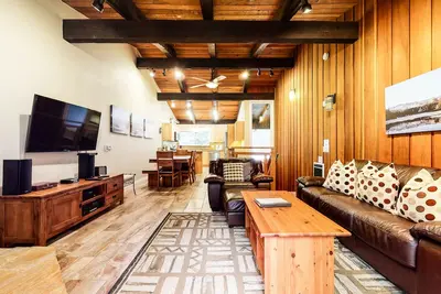 Image de Mountain Modern, Perfect for Summer Get-a-ways! Near The Village, Pool