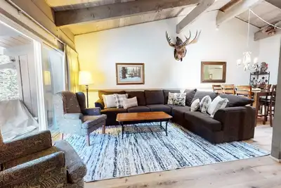 Image de Pet-Friendly Large Home with Natural Lighting. Near The Village, Pool On-site