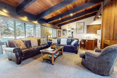 Image de Your Home Away from Home, Private Gas Grill. Pool On-site & Near The Village