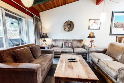 Image de Artistic, Bright Large Mountain Home. Balcony & Gas Grill, Near The Village!