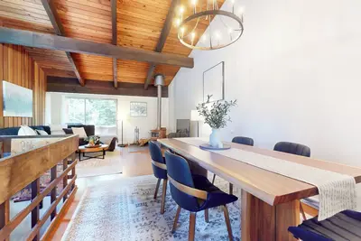 Image de Pet-Friendly & Chic Large Home with Private Gas Grill, Pool & Hot Tub On-site