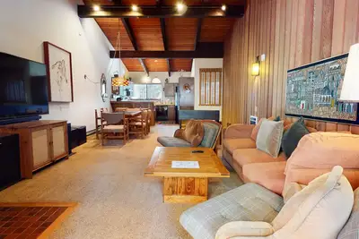 Image de Vintage Spacious Cabin for a Summer Get-a-way! Near The Village, Pool On-site
