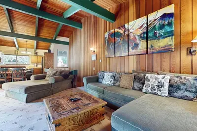 Image de Spacious Home near The Village, Gas Grill. Pool, Hot Tub & Game Roon On-site
