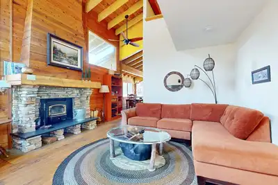 Image de Charming, Dual Master Suites, Balcony, Quiet Forest Setting. Near Trails