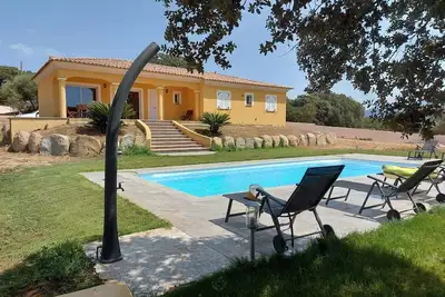 Image de villa avec piscine privée et jardin de3000 m2 à 5 minutes des plages