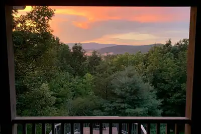 Image de Family and Pet Friendly Mtn Top Cabin, Double Porch, High-Speed WiFi\/SmartTVs