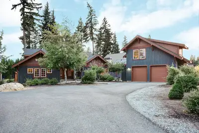 4 bdrm, great kitchen, 4 baths 3 king suites, kids' room, fire pit, hot tub, Bbq