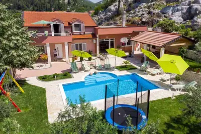 Image de Holiday home Ostojić attractive villa with private pool near lakes