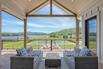 Image de Tennis/pickleball court, hot tub, firepit,