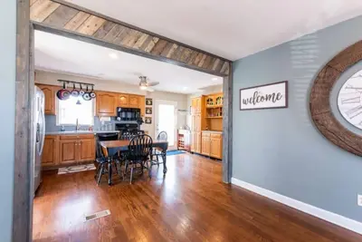 Image de ⭐Fully fenced yard⭐4 car driveway⭐firepit⭐central location⭐basement⭐