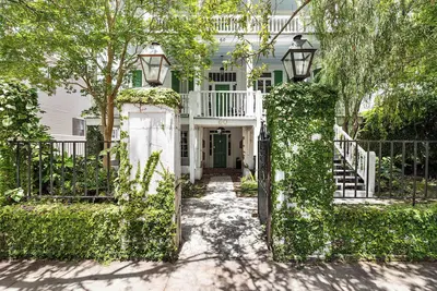Image de ♠ The Inns ♠ 10 Bedroom Luxe Downtown Home!