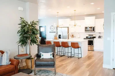 Image de Adventure Awaits in Southern Utah | Top Floor Condo With Pool