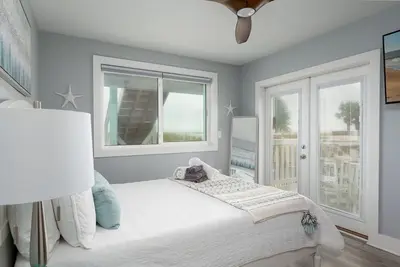 Image de Front Bottom | Oceanfront steps from the sand!