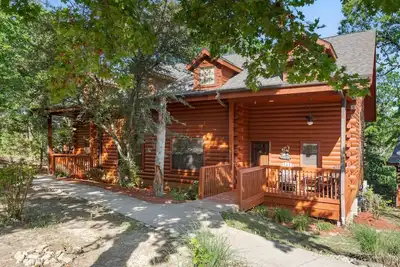 Multi-Unit Walk-in Cedar Log Cabin - Just off of Branson's 76 Country Blvd! Golf &Ticket Deals