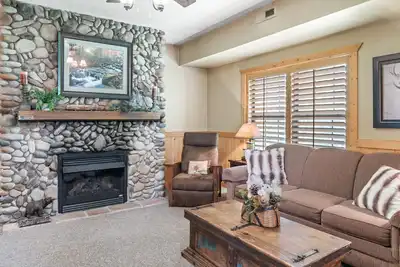 Spacious, Luxury 2br+Loft Cabin with Fireplace & Balcony - Close to Entertainment!