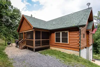 Image de Buck's Run: Shenandoah Mountain Log Cabin with a unique view of the Shenandoahs