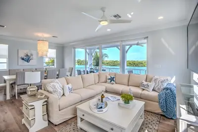 Image de 5 Star Modern New Construction Bayfront Home With Private Pool and Dock