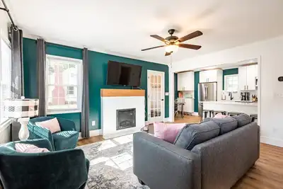 Image de 3 Bd/2 Bth Historic Cape Cod | 5 Min Sports Center