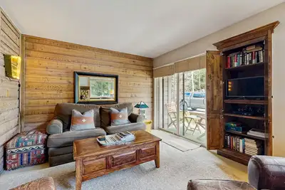 Image de Cozy, Polished Condo w/ Deck & Shared Outdoor Pool - Near Golf & Skiing