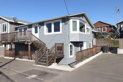 Image de Seaside Serenity: 3-Bedroom Cottage Steps from the Beach!