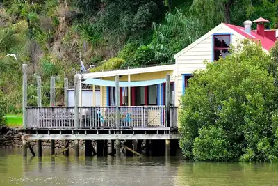 Image de Waterline ~ Absolutely Waterfront!