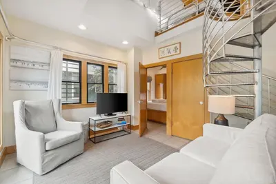 Image de Brighton Carriage House - Pet Friendly Home - Steps from the Beach & Pool