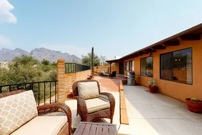 Image de Classic desert home with game room, Ac & incredible mountain view - dog-friendly