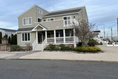 Image de 6 Bedrm, 3 Full Baths, Sleeps 15, Steps 2 Beach, Patio with Fireplace, Fr Porch