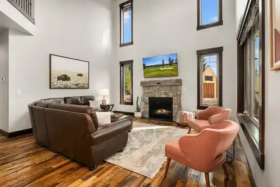 New, Luxury Home in Suncadia! Great Value * Hot Tub * Specials!