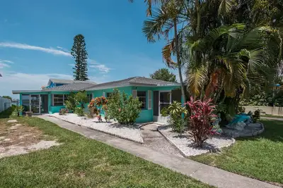 Image de Pet Friendly Waterfront Property features 3 homes (Duplex & Single Family)