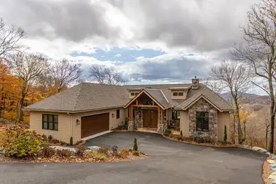 Image de On The Rocks - Luxury Sugar Mountain Home with Views! ! !