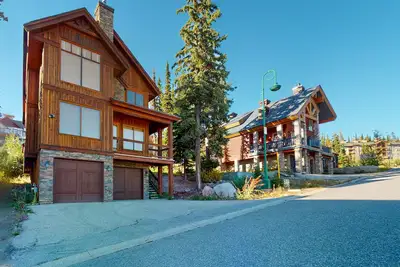 Image de Ski-in/out home with private hot tub, pool table, and balcony views
