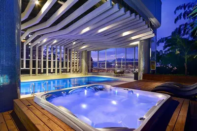 Image de Stunning Penthouse With Indoor Heated Pool
