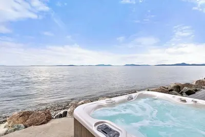 Image de Newly Remodeled Waterfront Whidbey Island, Hot Tub
