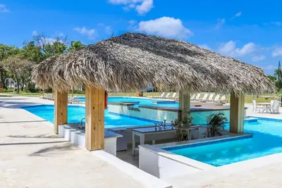 Image de 2bd condo in luxury beachfront resort, steps from golf course, with pool\/gym!