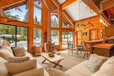 Image de Delightful, family-friendly A-frame cabin w\/ a pool table, foosball, & more