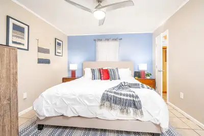 Image de By Downtown | Wfh👩💻 | 55\" Tv |King 🛏 | Free🅿️ |Pets✅