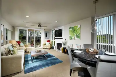 Image de Luxurious and Spacious Condo steps from the Beach