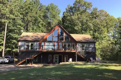 Image de Enjoy lake life Free kayak and canoes. Relax at this family friendly lake house.
