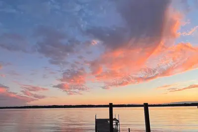 Image de Newly remodeled Cayuga Cottage with private dock on the sunset bay.