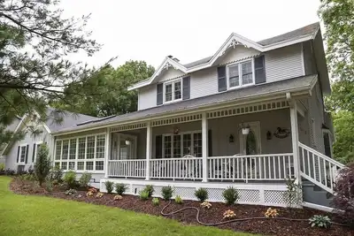 Image de Historic Carriage House - Spacious - Pet Friendly - Steps away from Downtown