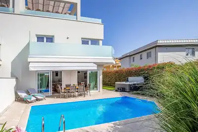 Image de Belle maison à Premantura avec jacuzzi