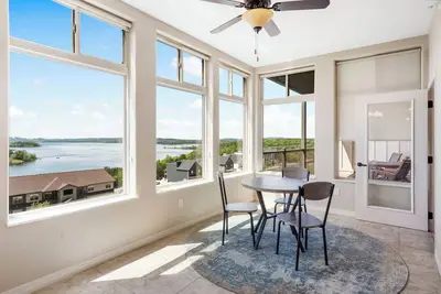 Gorgeous Lake View Condo with Water-Facing Balcony - The Majestic