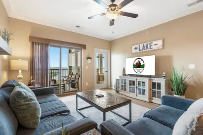 Image de ✨ Stunning Lake View Condo with Balcony & All-Season Sunroom at The Majestic