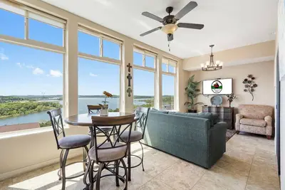 Image de Spectacular Lake View! Condo with Sunroom & Balcony - The Majestic